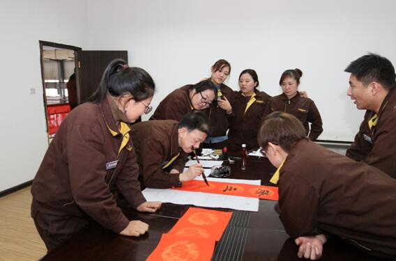 1号娱乐人：丹青亮彩写华章 翰墨飘香迎新春——1号娱乐科技“写春联、迎新春”