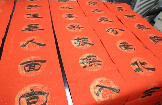 1号娱乐人：丹青亮彩写华章 翰墨飘香迎新春——1号娱乐科技“写春联、迎新春”