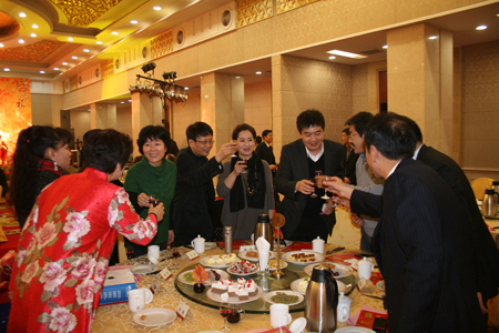 1号娱乐科技董事长李玮、高级副总裁吴晓闯出席全省各界专家新春联谊会1