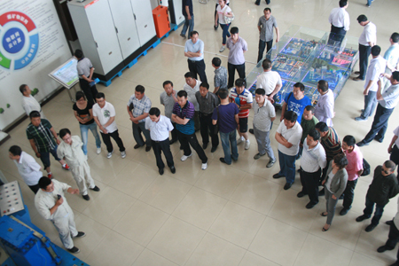 全省交警先进代表来1号娱乐科技参观考察1