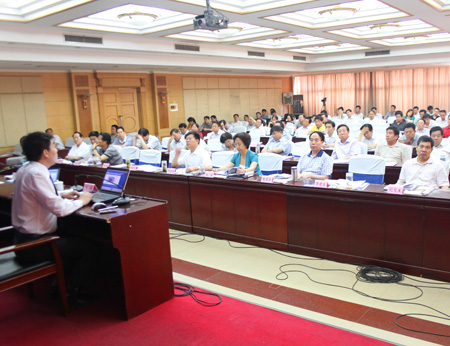 1号娱乐科技董事长在运城做“物联网”专题会3