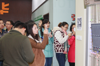 太原理工大学的莘莘学子来1号娱乐科技参观学习1