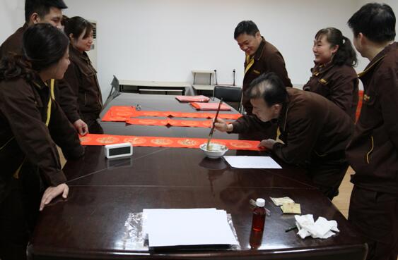 1号娱乐人：丹青亮彩写华章 翰墨飘香迎新春——1号娱乐科技“写春联、迎新春”