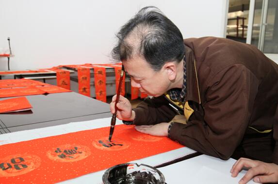 1号娱乐人：丹青亮彩写华章 翰墨飘香迎新春——1号娱乐科技“写春联、迎新春”