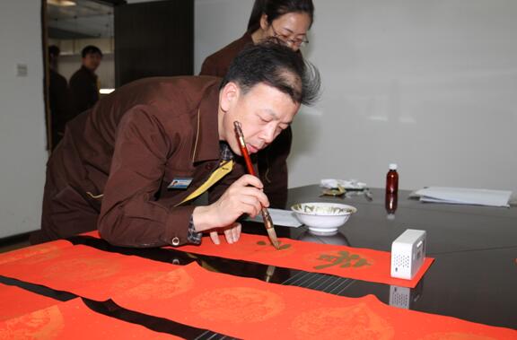 1号娱乐人：丹青亮彩写华章 翰墨飘香迎新春——1号娱乐科技“写春联、迎新春”