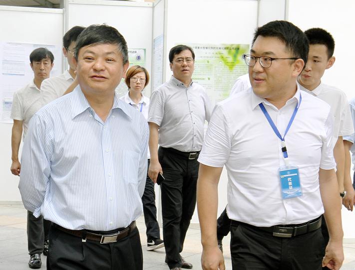 生态环境部副部长、中国环境科学学会理事长黄润秋视察国家工业污染源监控工程技术中心展位