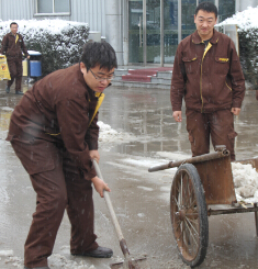 1号娱乐科技组织员工扫雪活动12