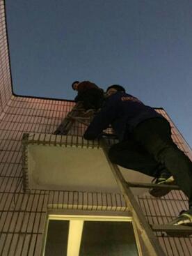 聊城大气颗粒物网格化监测项目团队现场安装