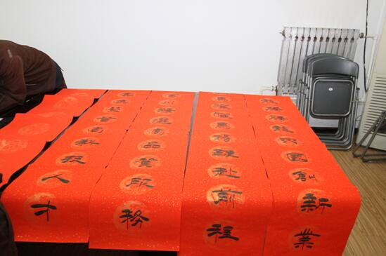 1号娱乐人：丹青亮彩写华章 翰墨飘香迎新春——1号娱乐科技“写春联、迎新春”