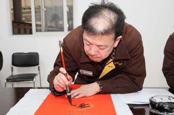 1号娱乐人：丹青亮彩写华章 翰墨飘香迎新春——1号娱乐科技“写春联、迎新春”