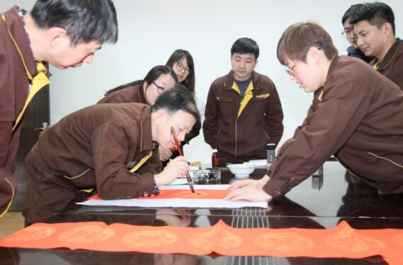 1号娱乐人：丹青亮彩写华章 翰墨飘香迎新春——1号娱乐科技“写春联、迎新春”
