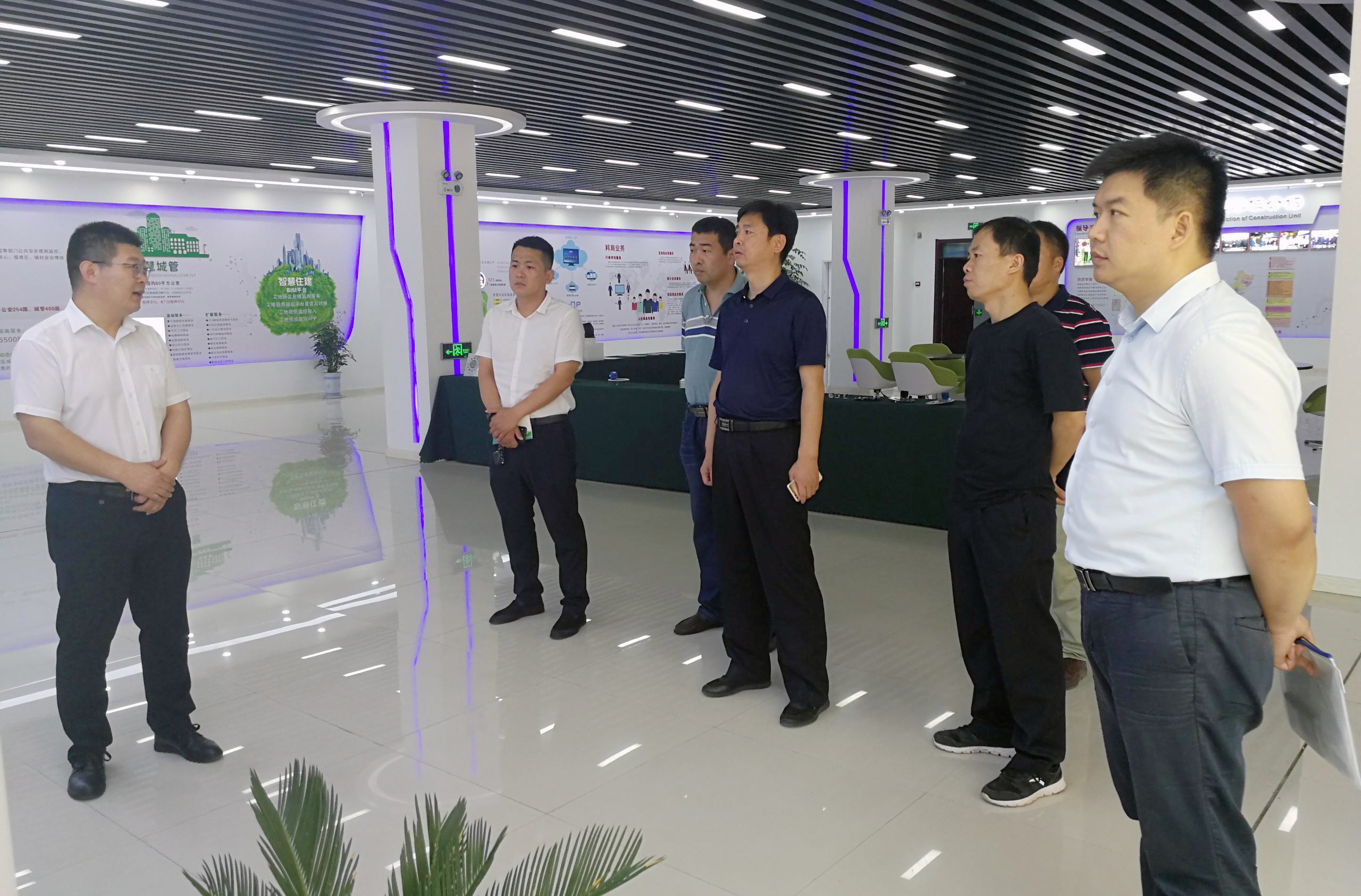 聊城市冠县智慧城市调研组观摩智慧东昌城市运营指挥中心1