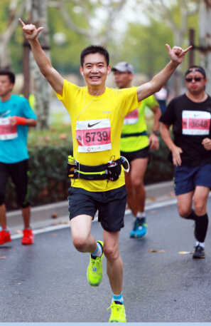 鸟巢终点展胜利微笑