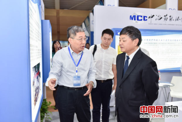 环保部副部长黄润秋参观“国家环境保护工程技术中心创新成果展”