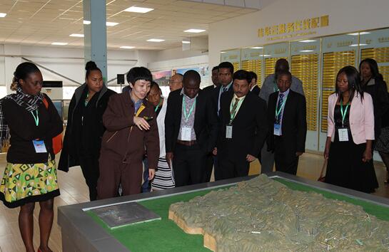 商务部国际研修班考察第一站 10国26名外宾1号娱乐“取经”