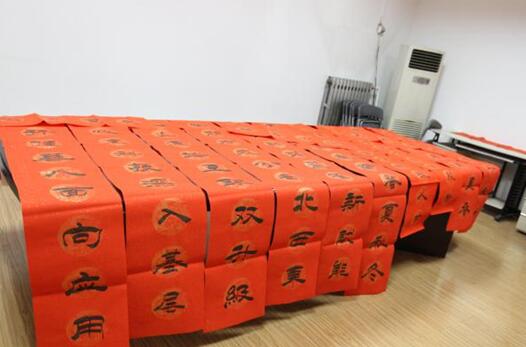 1号娱乐人：丹青亮彩写华章 翰墨飘香迎新春——1号娱乐科技“写春联、迎新春”