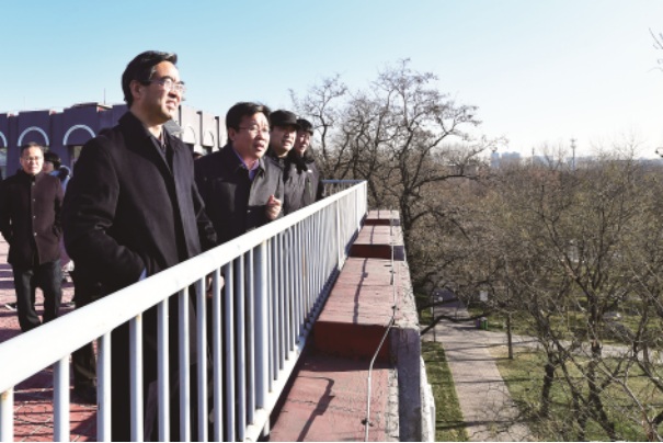 在潞河中学空气质量监测点，区领导详细查看了周围环境