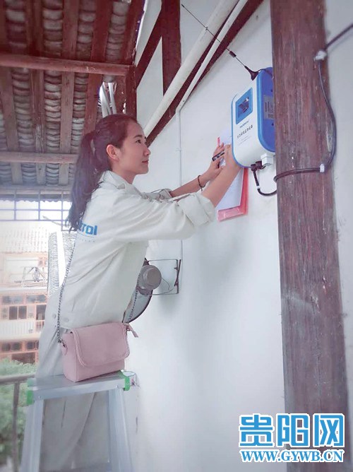 工作人员正在安装监测设备