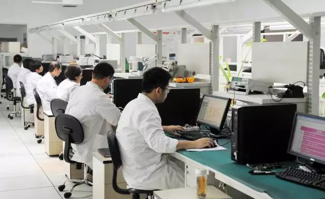 硬件开发团队正在进行产品的设计开发