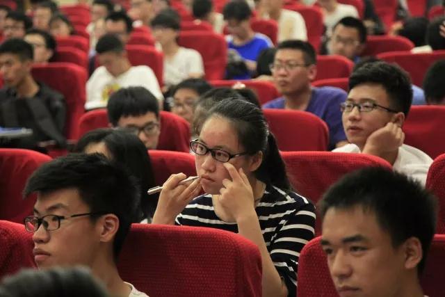 华中科技大学校友总会：校友李玮：志存高远 路在脚下
