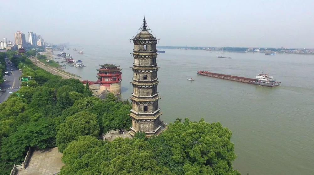 新华社丨在蓝天白云下——污染防治攻坚战持续推进