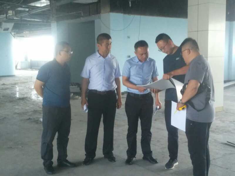 李永峰向副县长张超汇报城市运营中心施工情况