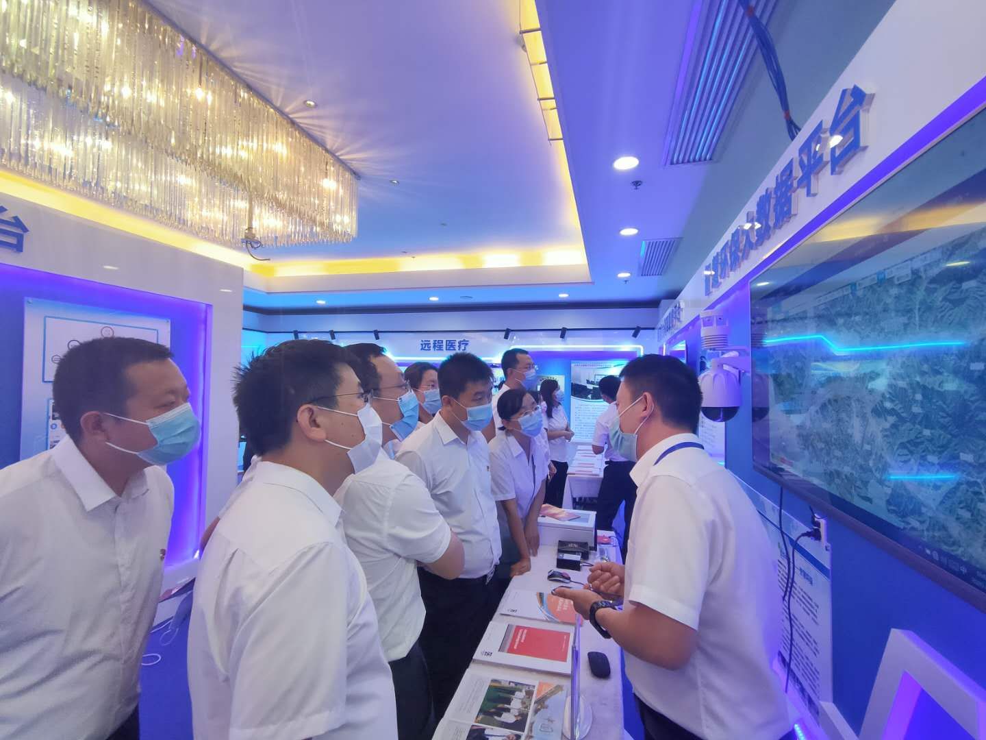 智慧环保大数据展台吸引参观者人驻足观看